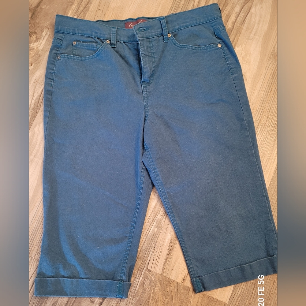 Gloria Vanderbilt Capris size M